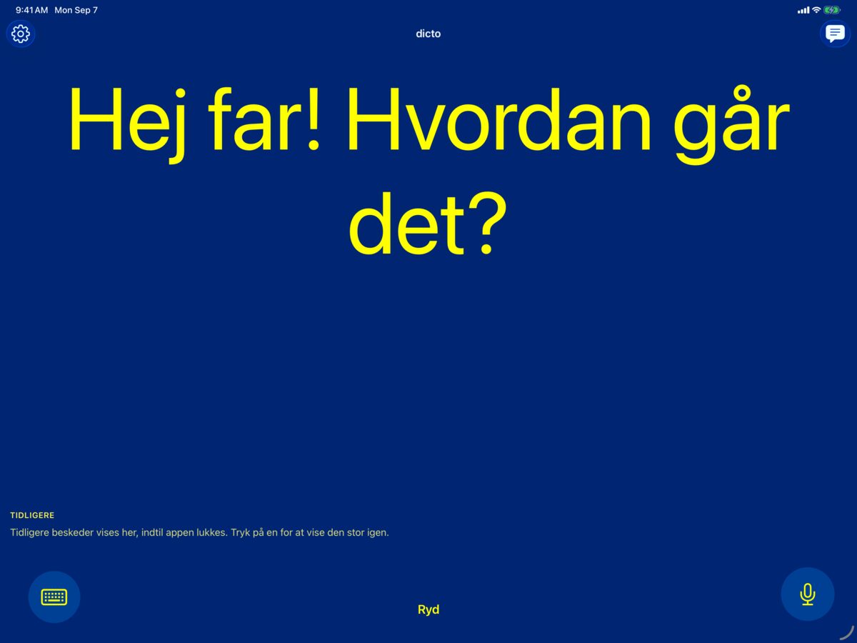 dicto på iPad i højkontrast-farveskemaet gul på blå med den talte besked Hej far! Hvordan går det?