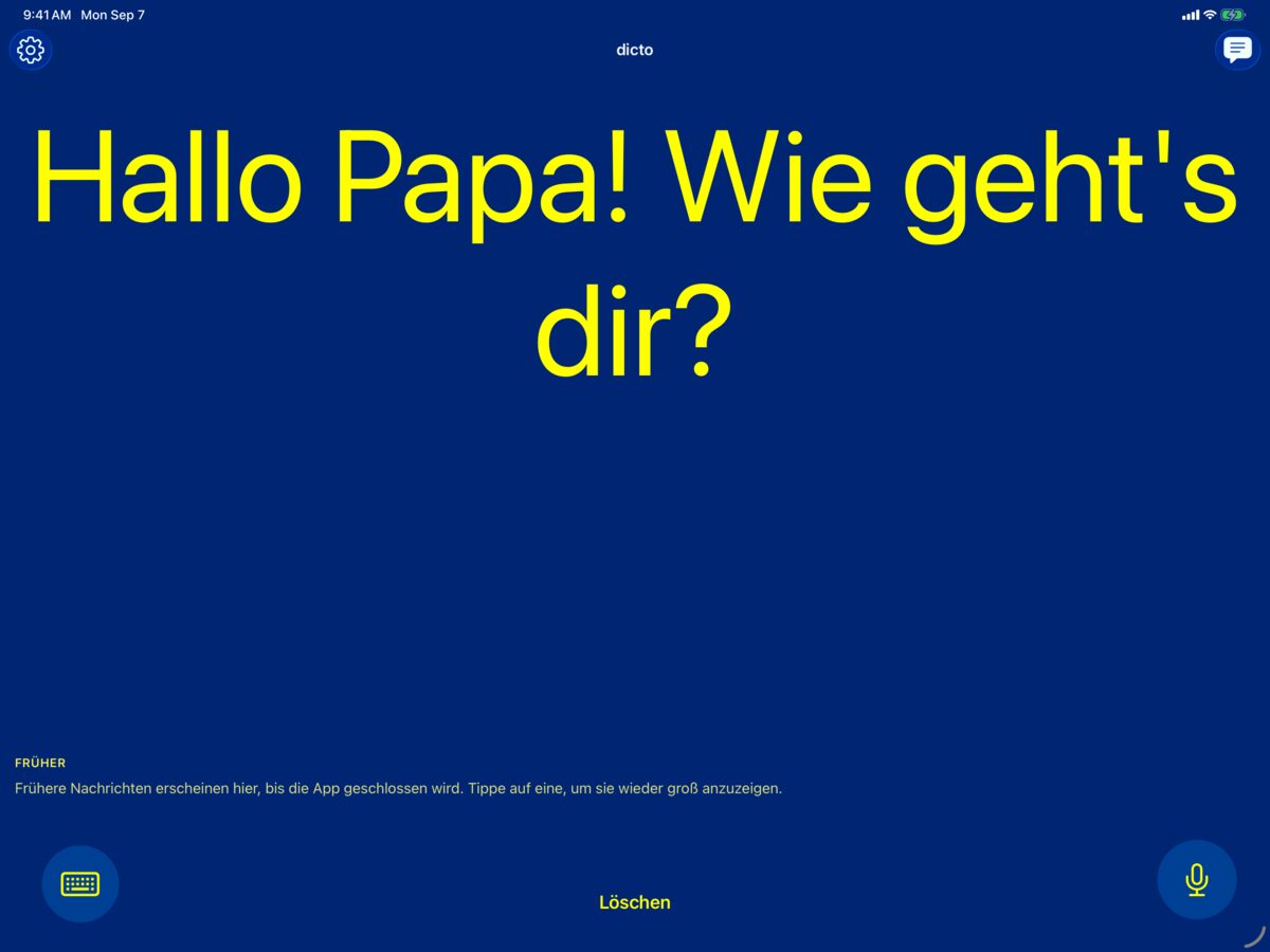 dicto auf dem iPad im kontrastreichen Gelb-auf-Blau-Farbschema mit der gesprochenen Nachricht Hallo Papa! Wie geht's dir?