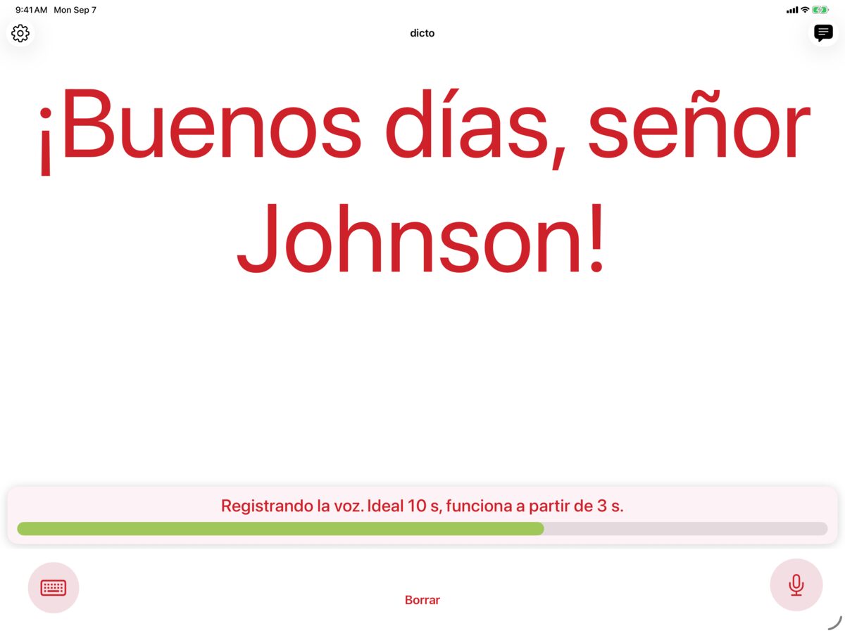dicto en iPad registrando una voz con Solo, mostrando el mensaje ¡Buenos días, don Manuel! en carmesí sobre blanco