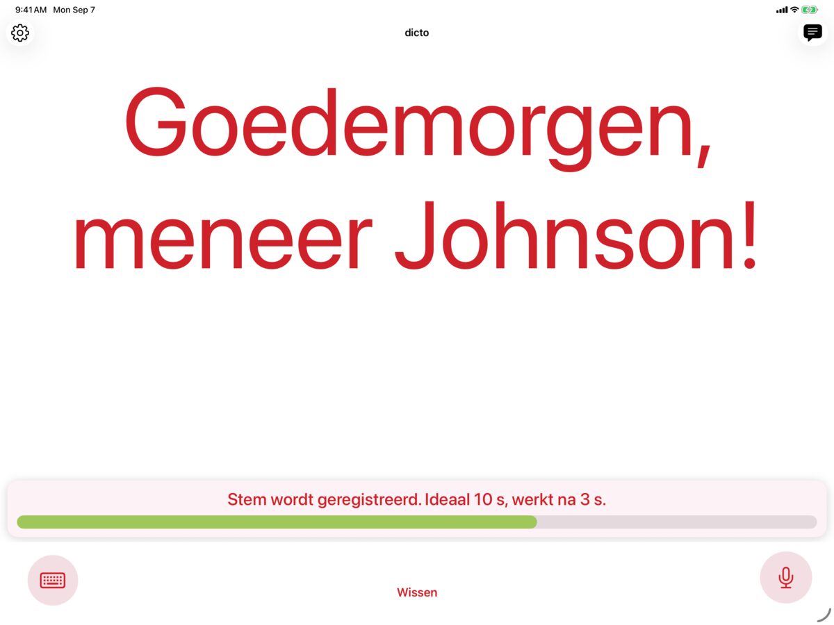 dicto op iPad legt een stem vast met Solo en toont het bericht Goedemorgen, meneer De Vries! in karmozijn op wit